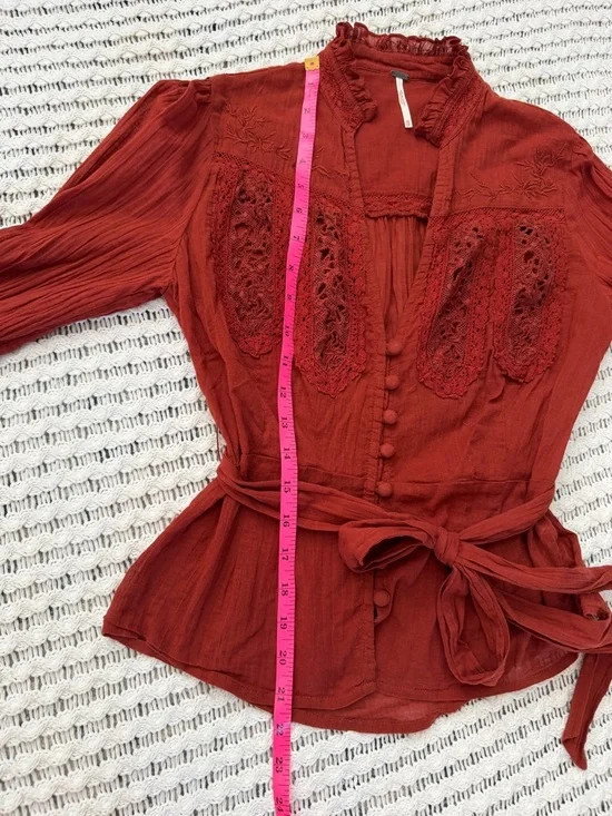 FREE PEOPLE EUC Sweet Memories Rust Crochet Lace Detail Blouse Women’s Size XS - Picture 8 of 10